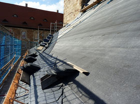 Dacharbeiten an St. Crescentius (Foto: Karl-Franz Thiede)